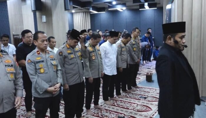 Bentuk Kepedulian, Jajaran Polri Gelar Salat Ghaib Untuk Anggota yang Gugur