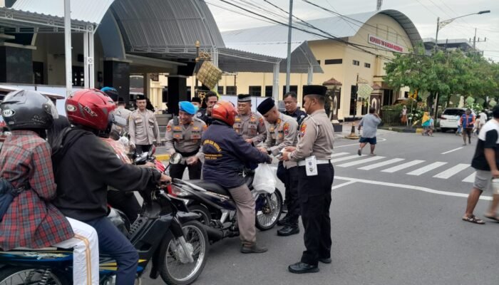 Berbagi Takjil Jelang Buka Puasa, Polres Madiun Kota Sosialisasikan Hotline 110 untuk Mudik Lebaran