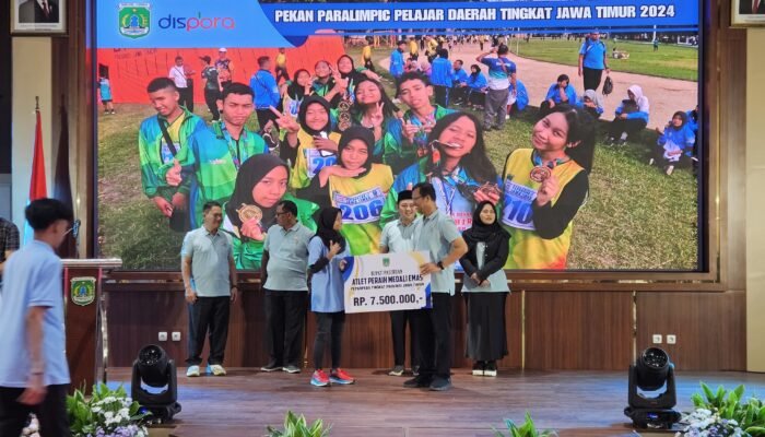 Vanesya Putri Dari Sertu Unang Terima Penghargaan Dari Bupati Pasuruan