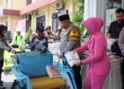 Kapolres Pasuruan Berikan Zakat Fitrah kepada Tukang Becak dan Anak Yatim