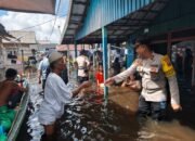 Kapolsek Dusun Timur dan Bhabinkamtibmas Desa Telang Baru Dampingi Penyaluran Bantuan Sembako kepada Warga Terdampak Banjir