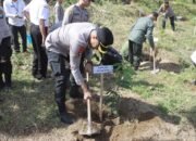 Peduli Lingkungan, Polres Blitar Kota Bersama Forkopimda Tanam Pohon di Area Bekas Tambang