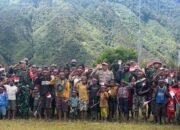 Kapolres Puncak Jaya Ikuti Pengibaran Bendera Merah Putih di Bukit Zaitun Bersama Masyarakat