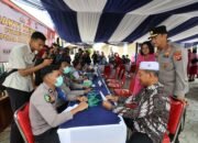 Polri Untuk Masyarakat, Kapolda Kalteng Pimpin Bakti Kesehatan Dan Berikan Bansos Saat Kunker Di Barsel