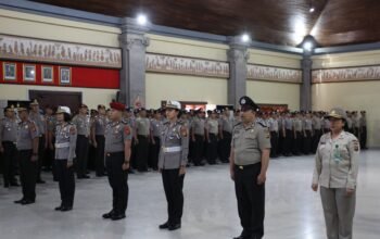 Kapolda Bali Pimpin Upacara Kenaikan Pangkat di Gedung Presisi