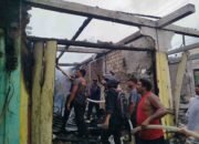 Gerak Cepat, Polres Raja Ampat Bantu Penanganan Kebakaran Bangunan Empat Unit Ruko di Distrik Waisai Kota