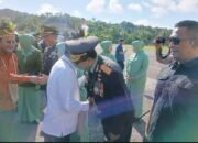 Kapolda Papua Barat Sambut Kedatangan Menteri ESDM Bahlil Lahadalia di Bandara Stenkol