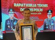 Pusdokkes Polri Berikan Penghargaan Dokkes Award Kepada Biddokkes Polda Papua Barat di Rakernis 2025