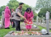 Sambut Hari Bhayangkara ke-79, Kakorlantas Ziarah dan Tabur Bunga di TMP Kalibata