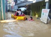 Banjir di Kebon Pala Jakarta Timur, Polisi Bantu Warga Mengungsi