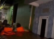 Ibu Hamil Hendak Melahirkan Dievakuasi Polisi Dengan Pelampung dan Ban