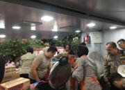 Polisi Bagikan Makanan ke Ratusan Korban Terdampak Banjir di Jakarta