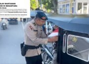 Jelang Kemerdekaan RI ke-80, Brimob Polda Metro Bagikan Ribuan Bendera Merah Putih