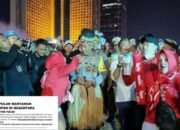 Kapolri Sapa Warga Pengunjung Karnaval HUT ke-80 RI di Bundaran HI