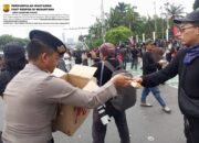 Aksi Simpatik, Polisi Bagikan Air Mineral dan Roti kepada Buruh di Depan DPR/MPR