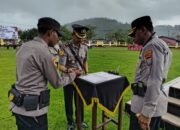 Meskipun Diguyur Hujan, Polres Raja Ampat Tetap Khidmat Gelar Sertijab Wakapolres