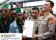 Tegaskan Komitmen Kawal Aspirasi Mahasiswa, Kapolda Maluku Duduk Bersama Masa Aksi