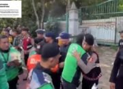 Ratusan Pengemudi Ojol Gelar Aksi Damai Tebar Mawar di Kawasan Monas