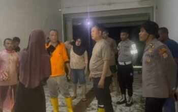 Cepat Tanggap, Kapolres Raja Ampat bersama Jajaran Bantu Evakuasi Pelajar SLB Terdampak Banjir