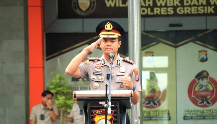 Momen Haru saat Kapolres Gresik AKBP Rovan Richard Mahenu Pimpin Apel Terakhir