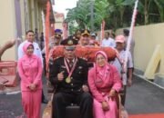 Tradisi Unik Polres Probolinggo, Polisi Purna Bakti Diantar Becak Kayuh oleh Kapolres