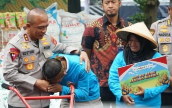Air Mata Bahagia Entin Suhartini: Dapat Alat Tani hingga Hadiah Umrah dari Kapolda Jabar