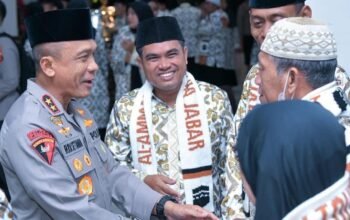 Momen Khidmat di Masjid Al-Amman: Kapolda Jabar Lepas Jamaah Umroh untuk Raih Keberkahan