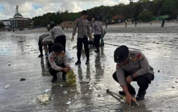 Bahu-Membahu Bersihkan Kawasan Pantai Kedonganan, Cara Polda Bali Jaga Ikon Wisata Kuliner