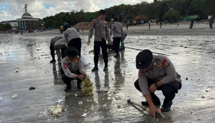 Bahu-Membahu Bersihkan Kawasan Pantai Kedonganan, Cara Polda Bali Jaga Ikon Wisata Kuliner
