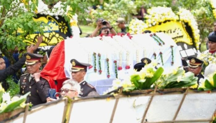Penuh Khidmat, Kakorlantas Polri Beri Penghormatan Terakhir di Pemakaman Istri Jenderal Hoegeng