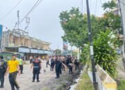 Polda Kalimantan Tengah Laksanakan Bakti Sosial Pembersihan Sampah di Pasar Besar Palangka Raya