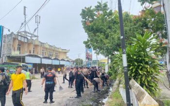 Polda Kalimantan Tengah Laksanakan Bakti Sosial Pembersihan Sampah di Pasar Besar Palangka Raya