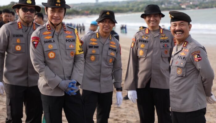 Kapolda Bali dan 5.000 Relawan Satukan Langkah Bersihkan Pantai Kedonganan