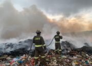 Ditsamapta Polda Kepri Sigap Bantu Pemadaman Kebakaran di TPA Pungur, Nongsa