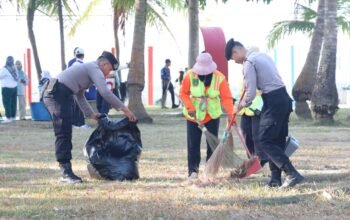 Polda Kepri Gelar Bhakti Kebersihan Sambut Ramadhan 1447 H di Pantai Ocarina Batam