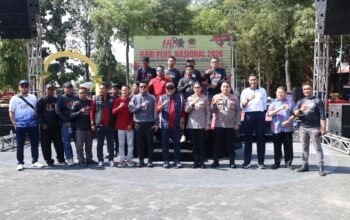 Wakili Kapolda Kepri, Kabidhumas Menerima Plakat Sahabat Pers PWI 2026 di Tanjungpinang