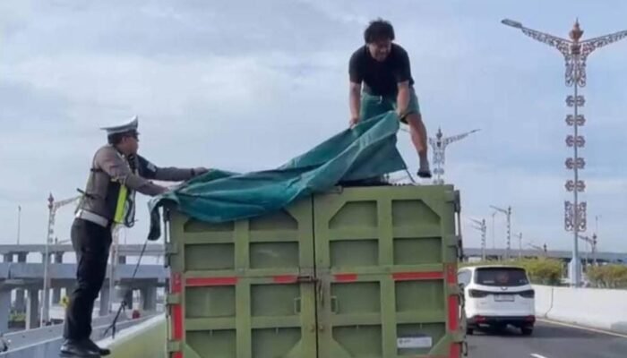Ciptakan Kamseltibcarlantas, Satgas Ops Keselamatan Agung 2026 Tindak Sopir Truk di Tol Bali Mandar