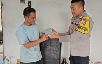 Demi Rumah Layak Huni Warga Binaan, Bhabinkamtibmas Desa Bagik Papan Rela Jual Barang Pribadi