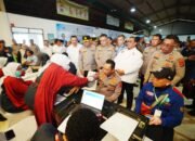 Momen Kapolri Ikut Donor Darah saat Hadiri Baksos HUT ke-53 Buruh KSPSI