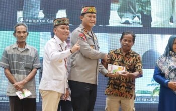 Dukung Program Kartu Huma Betang Sejahtera, Kapolda Kalteng: Semoga Bantuan ini Bisa Bermanfaat Untuk Masyarakat