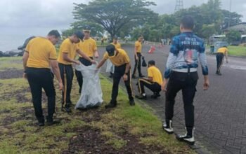 Dukung Program Indonesia ASRI, Kapolda Sulut Pimpin Ratusan Personel Bersihkan Pantai Kawasan Megamas