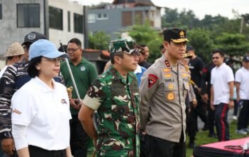 Jaga Keseimbangan Ekosistem Pantai dan Laut, Kapolda Bali Ikut Dalam Aksi Bersih-Bersih Pantai Padang Galak
