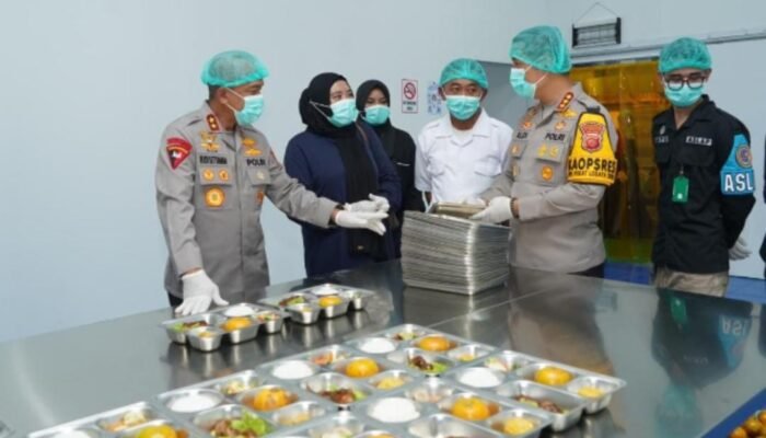 Pastikan Pelayanan Optimal untuk Masyarakat, Kapolda Jabar Tinjau Langsung SPPG Polresta Bandung