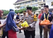 Polda Jambi Berbagi Berkah Ramadan: Ratusan Paket Takjil dan Sembako Diserahkan ke Pengendara