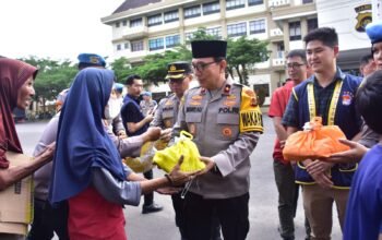 Polda Jambi Berbagi Berkah Ramadan: Ratusan Paket Takjil dan Sembako Diserahkan ke Pengendara