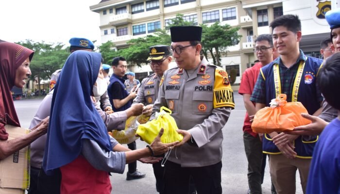 Polda Jambi Berbagi Berkah Ramadan: Ratusan Paket Takjil dan Sembako Diserahkan ke Pengendara