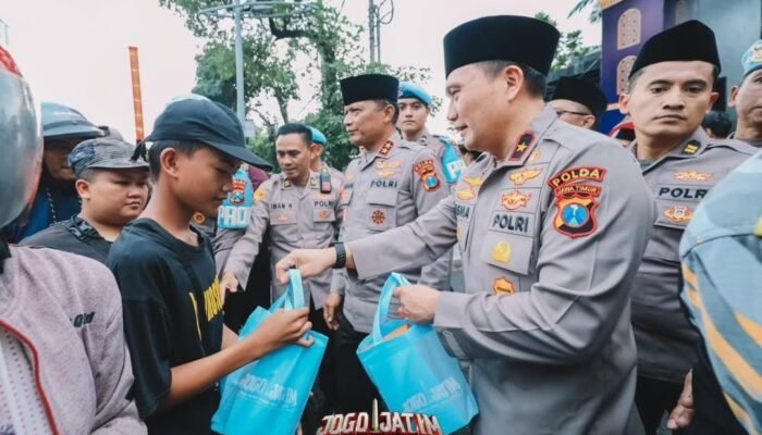Sapa Warga Surabaya, Kapolda Irjen Pol Nanang Avianto Bagikan Takjil di Depan Mapolda Jatim
