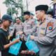 Sapa Warga Surabaya, Kapolda Irjen Pol Nanang Avianto Bagikan Takjil di Depan Mapolda Jatim