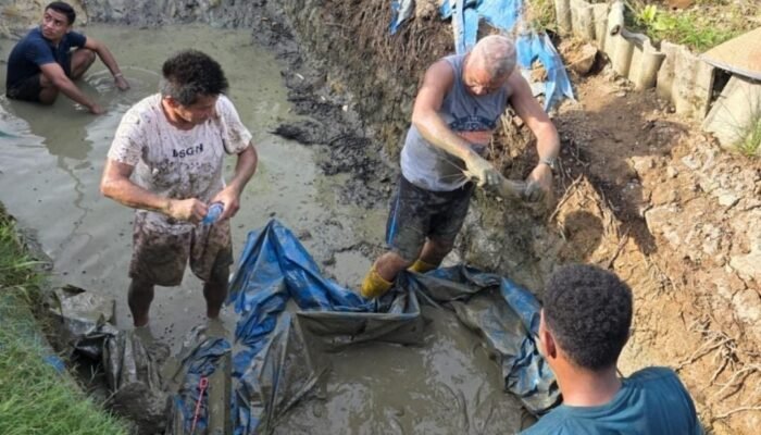 Gaya Nyentrik Wakapolda Papua Barat Daya: Pakai Topi Petani, Bagi Ikan Hasil Ternak Sendiri untuk Warga