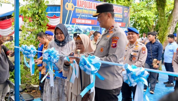 Sentuhan Kasih di Bulan Suci, Kapolda Kalteng Serahkan Kunci Rumah Hasil Bedah dan Bansos untuk Warga